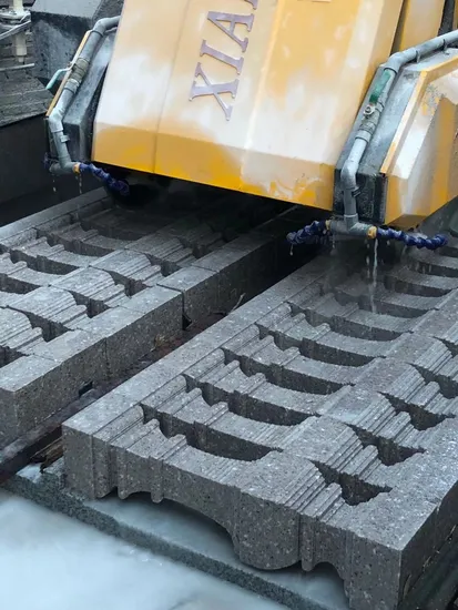 Xianda 3 Axis Linear Cutting Machine for Stone Cutting with Chamfering Cutting and Working Table Rotation