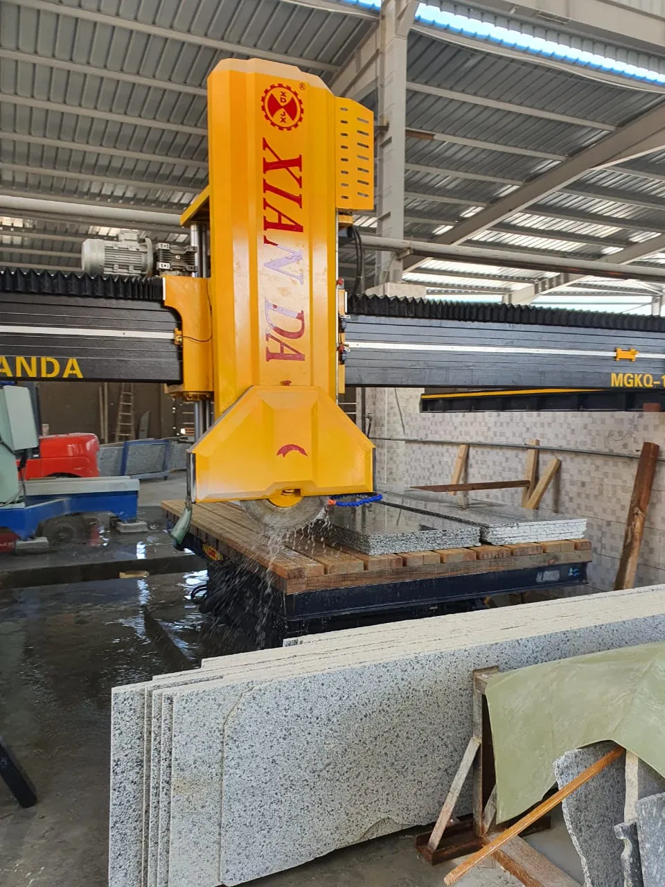 Xianda Mechanical Four Column Medium Block Cutting Machine, Suitable for Cutting Thick Granite and Marble Slabs, Curbstone